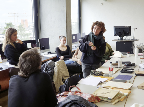 Projektpräsentation in der Schule für Gestaltung Basel: Nanami Ferrari erklärt ihren Klassen­kameradinnen und -kameraden, was sie mit ihrem Journal vorhat, Foto: Sabine Knosala